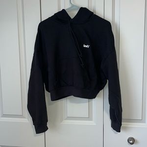 Cropped Levi’s hoodie